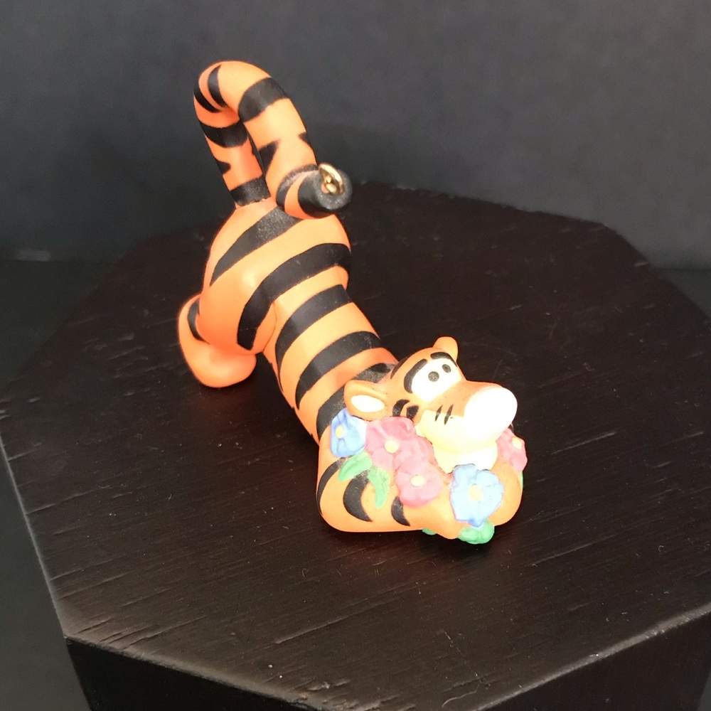1998 Hallmark Tigger in the Garden Ornament